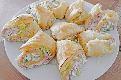 Flammkuchenrolle mit 1 Rolle Blätterteig & 1 Packung Frischkäse
