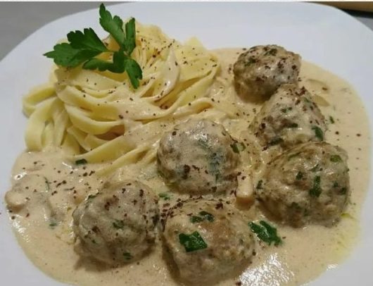 Nudeln mit Pilzsoße und Hackbällchen