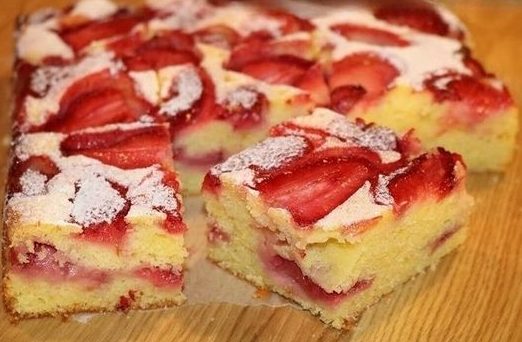 5 Minuten Erdbeer Biskuitkuchen vom Blech ein Tassenrezept