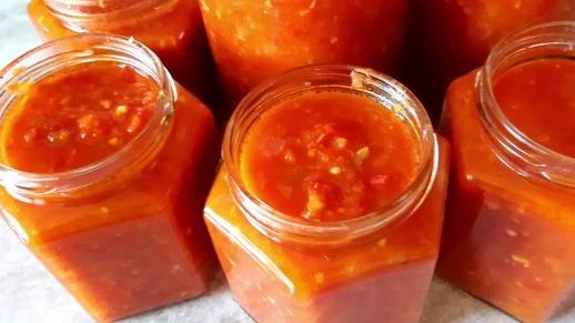 Tomatensauce mit 250ml Essig die mache ich jedes Jahr