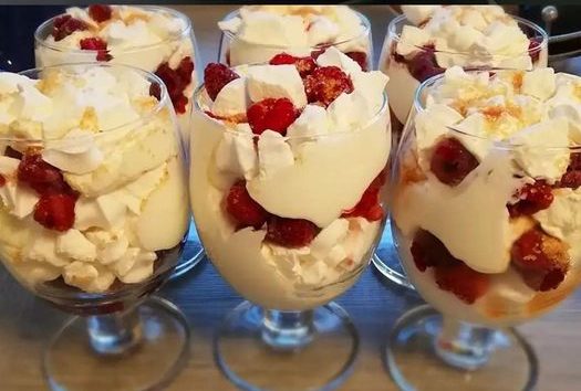 Ich verrühre 450 g Magerquark mit 250 g Sahne fur Schneegestöber