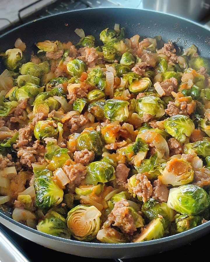Würzige Rosenkohl-Hackfleisch-Pfanne