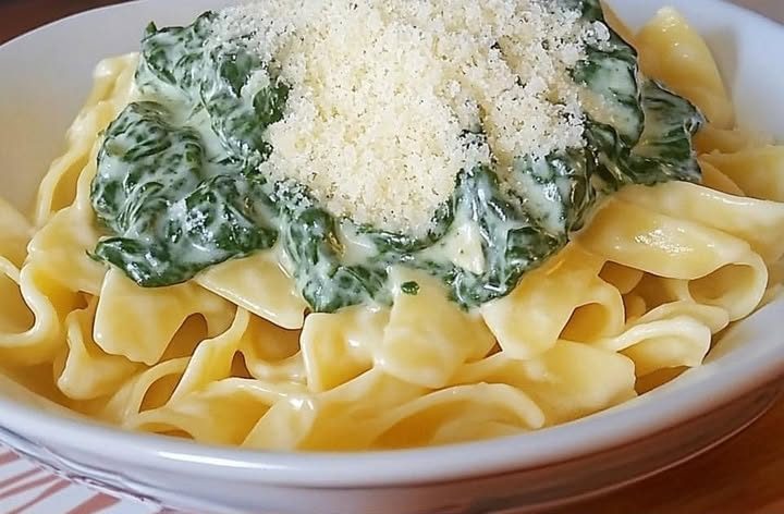 Nudeln mit 650 g Rahmspinat in Frischkäse Soße
