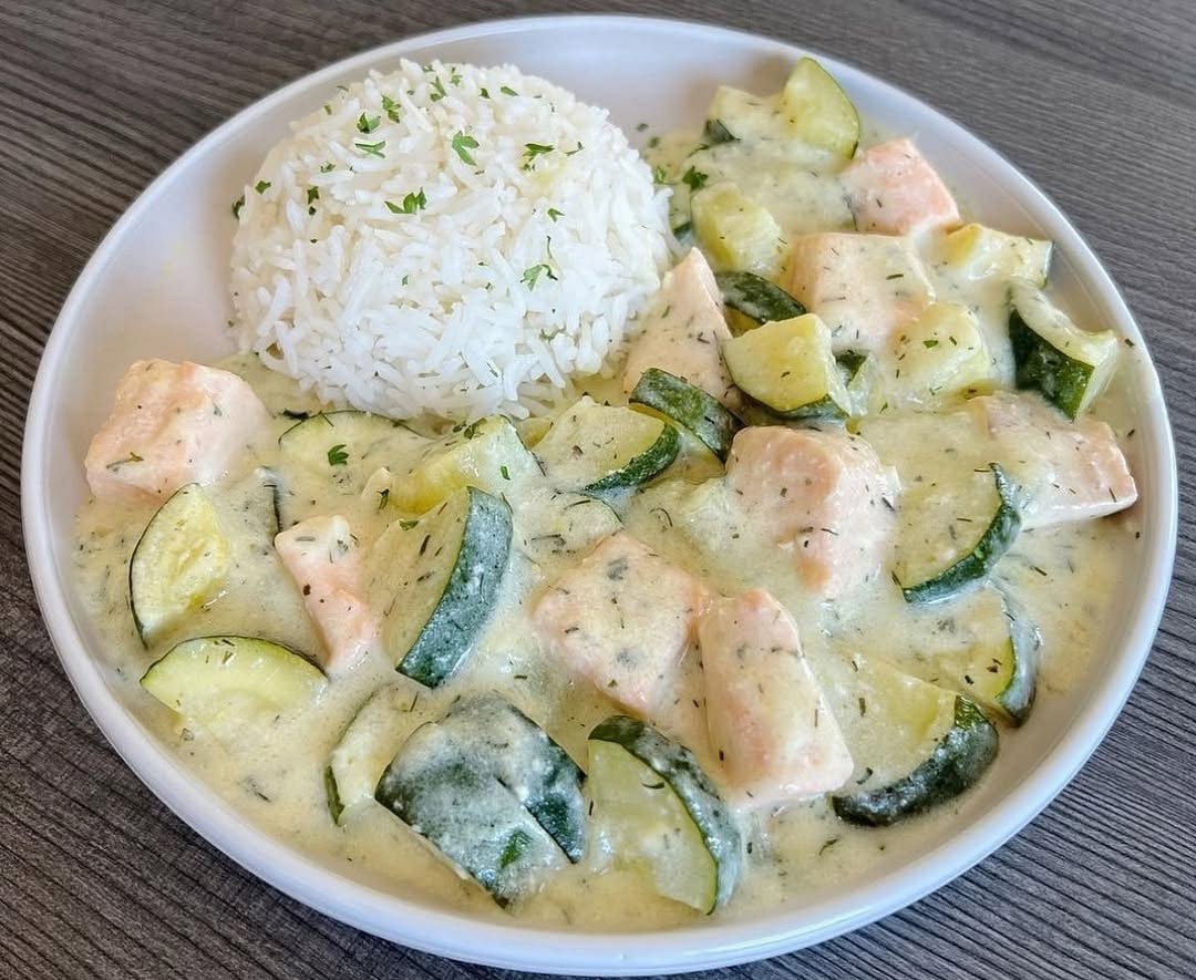 Lachs und Zucchini in Kräuter-Frischkäse-Sauce und Reis