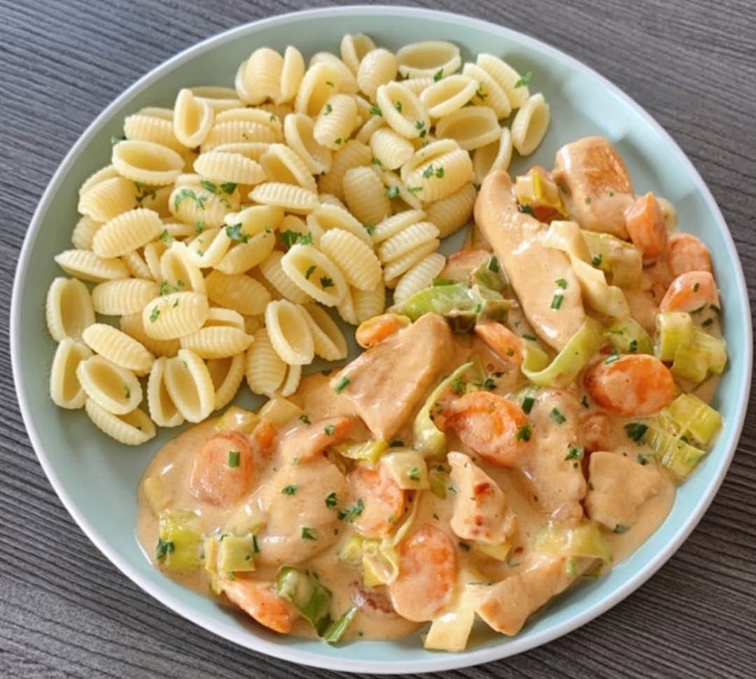 Hähnchen mit Möhren und Porree in Kräuter-Frischkäse-Sauce